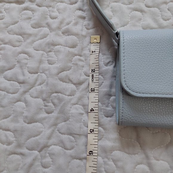 (2/25$) Love and Lore light blue crossbody clutch with removable strap - Picture 6 of 7